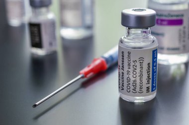 Montreal, CA - 3 Haziran 2021: Coronavirus aşı şişeleri arasında Janssen Covid-19 aşısı