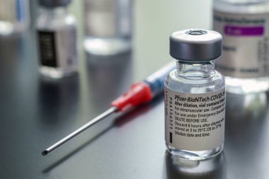 Montreal, CA - 3 Haziran 2021: Diğer Coronavirus aşı şişeleri arasında Pfizer-BioNTech Covid-19 aşısı