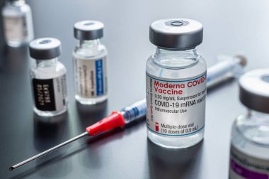 Montreal, CA - 3 Haziran 2021: Coronavirus aşı şişeleri arasında Moderna Covid-19 aşısı