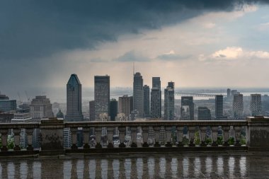 MONTREAL, CA - 6 Temmuz 2021 Montreal gökdelenleri ve fırtına bulutları ve sağanak yağmurlu