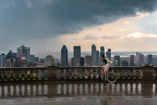 Montreal Července 2021 Montreal Panorama Mrakodrapy Bouřkovými Mraky Silným Deštěm — Stock fotografie