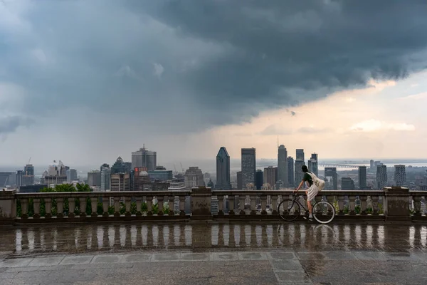 Montreal Července 2021 Montreal Panorama Mrakodrapy Bouřkovými Mraky Silným Deštěm — Stock fotografie