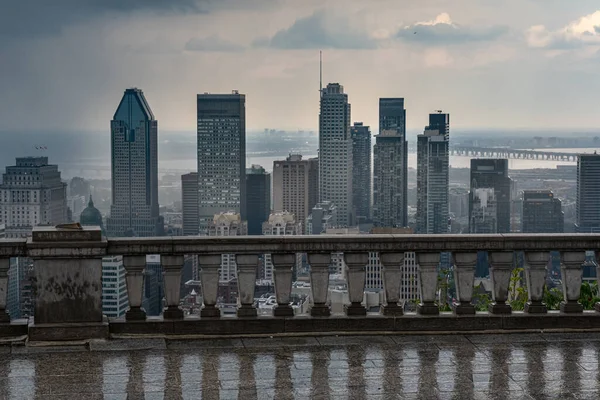 Montreal Července 2021 Montreal Panorama Mrakodrapy Bouřkovými Mraky Silným Deštěm — Stock fotografie