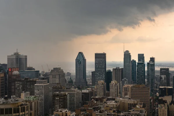 Montréal Juillet 2021 Skyline Montréal Gratte Ciel Avec Nuages Orageux — Photo