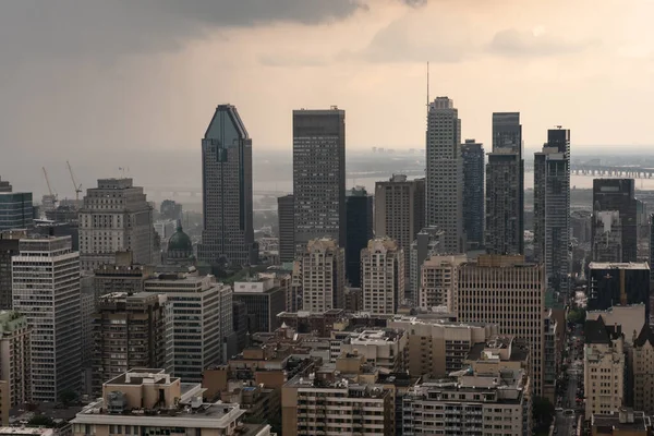 Montreal Července 2021 Montreal Panorama Mrakodrapy Bouřkovými Mraky Silným Deštěm — Stock fotografie