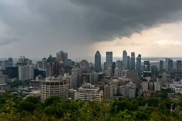 Montreal Ιουλίου 2021 Ουρανοξύστες Και Ουρανοξύστες Σύννεφα Καταιγίδας Και Δυνατή — Φωτογραφία Αρχείου