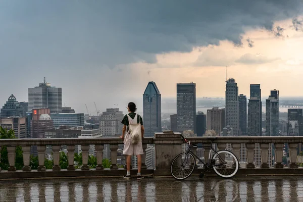 Montreal Července 2021 Montreal Panorama Mrakodrapy Bouřkovými Mraky Silným Deštěm — Stock fotografie