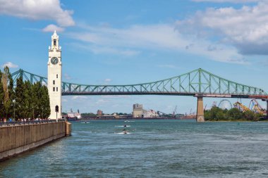 Montreal, CA - 4 Temmuz 2021: Montreal Saat Kulesi ve Jacques Cartier Köprüsü