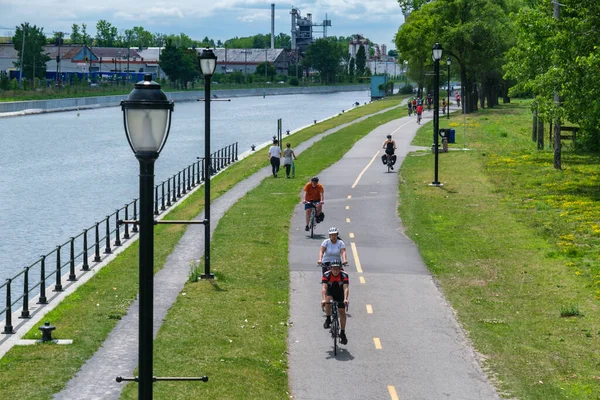 Montreal Heinäkuu 2021 Ihmiset Pyöräilevät Lachine Canals Polkupyörällä — kuvapankkivalokuva