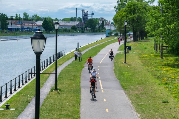 Montreal Heinäkuu 2021 Ihmiset Pyöräilevät Lachine Canals Polkupyörällä — kuvapankkivalokuva