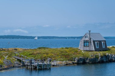 Lunenburg Bölgesi, Nova Scotia, Kanada 'daki Blue Rocks bölgesinde balıkçı kulübesi.