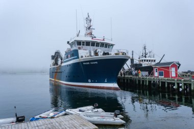 Lunenburg, Nova Scotia, Kanada - 12 Ağustos 2021: Lunenburg rıhtımına demir atmış balıkçı gemisi
