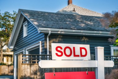 Kanada 'da ahşap evin önünde tabela sattım.