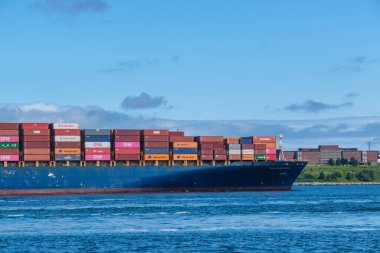 Halifax, Nova Scotia, Kanada - 11 Ağustos 2021: Yüzlerce renkli konteynır taşıyan kargo gemisi