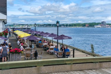 Halifax, Nova Scotia, Kanada - 11 Ağustos 2021: İnsanlar Pickford ve Black restoranlarının terasında yemek yiyor