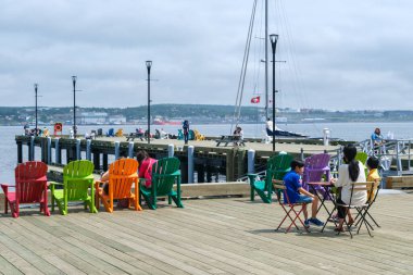 Halifax, Nova Scotia, Kanada - 10 Ağustos 2021: İnsanlar Halifax Harbourfront, Kanada 'da güneşli bir günün tadını çıkarıyorlar