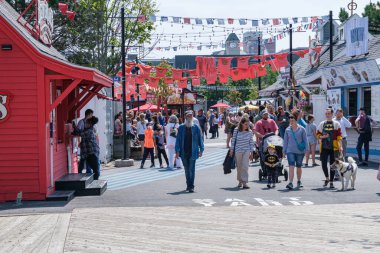 Halifax, Nova Scotia, Kanada - 10 Ağustos 2021: İnsanlar Halifax Harbourfront, Kanada 'da güneşli bir günün tadını çıkarıyorlar