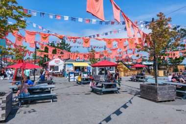 Halifax, Nova Scotia, Kanada - 10 Ağustos 2021: Turuncu gömlekler Halifax rıhtımına asılarak yerel okullara zorla götürülen çocukları onurlandırdı