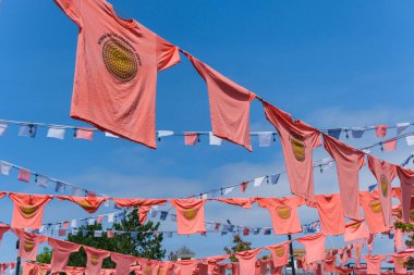 Halifax, Nova Scotia, Kanada - 10 Ağustos 2021: Turuncu gömlekler Halifax rıhtımına asılarak yerel okullara zorla götürülen çocukları onurlandırdı