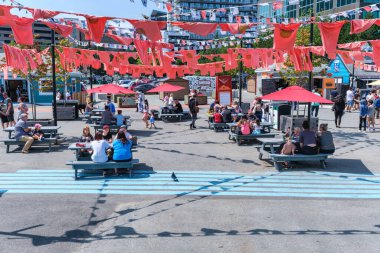 Halifax, Nova Scotia, Kanada - 10 Ağustos 2021: Turuncu gömlekler Halifax rıhtımına asılarak yerel okullara zorla götürülen çocukları onurlandırdı