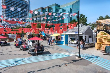 Halifax, Nova Scotia, Kanada - 10 Ağustos 2021: Turuncu gömlekler Halifax rıhtımına asılarak yerel okullara zorla götürülen çocukları onurlandırdı