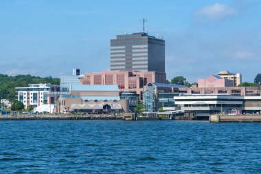 Dartmouth, Kanada - 10 Ağustos 2021: Dartmouth feribot terminali ve Queen Square binası