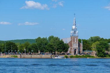 Oka, Kanada - 10 Temmuz 2021: Kutsal Bakire Meryem Kilisesi 'nin duyurusu