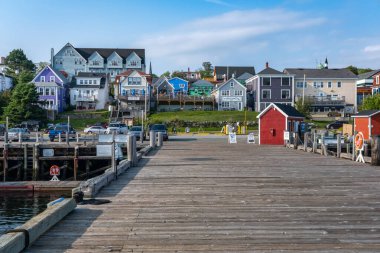 Lunenburg, Nova Scotia, Kanada - 12 Ağustos 2021: Körfezin karşısındaki Lunenburg limanı. Lunenburg bir UNESCO Dünya Mirası Alanı.