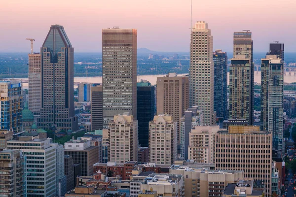 Montreal, Kanada - 3 Haziran 2024: Montreal Yazın Kondiaronk Belvedere 'den Skyline