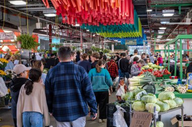 Montreal, Kanada - 19 Ekim 2025: Montreal 'in Jean-Talon Market' indeki bir tezgahta satıcı ve müşteri