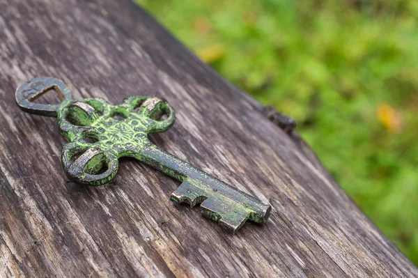Stary klucz skarb na drewnianych z logami — Zdjęcie stockowe