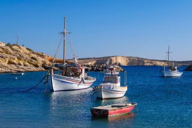 Ano Koufonisi, GR - 9 Eylül 2025: Parianos Körfezi Limanı manzarası Ano Koufonisi kıyısı yakınlarındaki açık sularda demirlemiş çok sayıda tekneyi gösteriyor