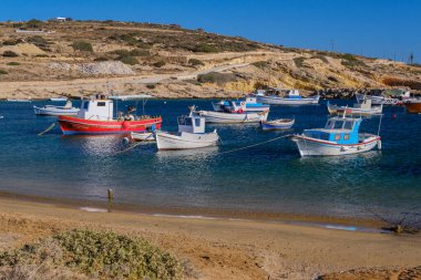 Ano Koufonisi, GR - 9 Eylül 2025: Parianos Körfezi Limanı manzarası Ano Koufonisi kıyısı yakınlarındaki açık sularda demirlemiş çok sayıda tekneyi gösteriyor