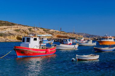 Ano Koufonisi, GR - 9 Eylül 2025: Parianos Körfezi Limanı manzarası Ano Koufonisi kıyısı yakınlarındaki açık sularda demirlemiş çok sayıda tekneyi gösteriyor