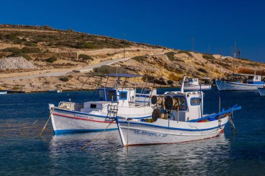 Ano Koufonisi, GR - 9 Eylül 2025: Parianos Körfezi Limanı manzarası Ano Koufonisi kıyısı yakınlarındaki açık sularda demirlemiş çok sayıda tekneyi gösteriyor