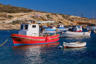 Ano Koufonisi, GR - 9 Eylül 2025: Parianos Körfezi Limanı manzarası Ano Koufonisi kıyısı yakınlarındaki açık sularda demirlemiş çok sayıda tekneyi gösteriyor