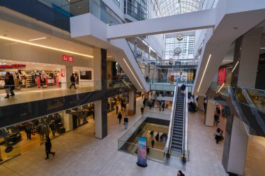 Montreal, CA - 15 Kasım 2025: Birçok insan Eaton Center alışveriş merkezinden alışveriş yapıyor, Noel alışverişiyle meşgul..