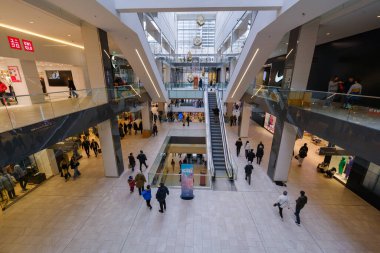Montreal, CA - 15 Kasım 2025: Birçok insan Eaton Center alışveriş merkezinden alışveriş yapıyor, Noel alışverişiyle meşgul..