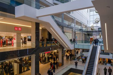 Montreal, CA - 15 Kasım 2025: Birçok insan Eaton Center alışveriş merkezinden alışveriş yapıyor, Noel alışverişiyle meşgul..