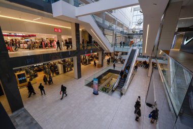 Montreal, CA - 15 Kasım 2025: Birçok insan Eaton Center alışveriş merkezinden alışveriş yapıyor, Noel alışverişiyle meşgul..