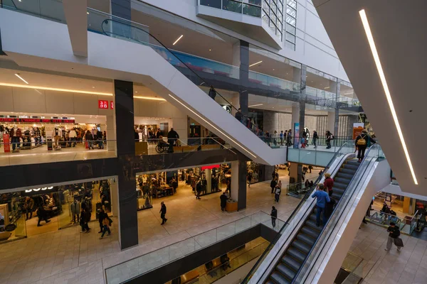 Montreal, CA - 15 Kasım 2025: Birçok insan Eaton Center alışveriş merkezinden alışveriş yapıyor, Noel alışverişiyle meşgul..
