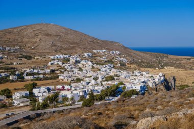 Folegandros, GR - 27 Ağustos 2025: Geniş açı Chora köyünü bir uçuruma tünemiş olarak yakalıyor