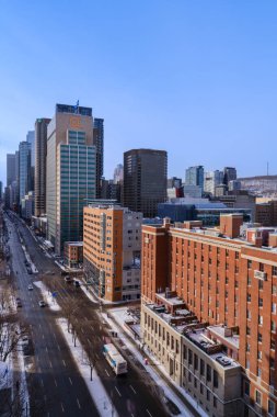 Montreal, CA - 7 Aralık 2025: Soğuk bir kış günü Montreal şehir merkezinde açık mavi bir gökyüzü manzarası