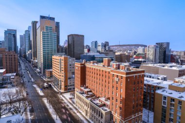 Montreal, CA - 7 Aralık 2025: Soğuk bir kış günü Montreal şehir merkezinde açık mavi bir gökyüzü manzarası