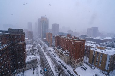 Montreal, CA - 6 Aralık 2025: Montreal şehir merkezinde şiddetli kar fırtınası yaşanıyor.
