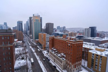 Montreal, CA - 6 Aralık 2025: Karlı bir günde Montreal şehir merkezinin manzarası tipik şehir trafiğini ve binaları gösteriyor