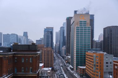 Montreal, CA - 6 Aralık 2025: Karlı bir günde Montreal şehir merkezinin manzarası tipik şehir trafiğini ve binaları gösteriyor