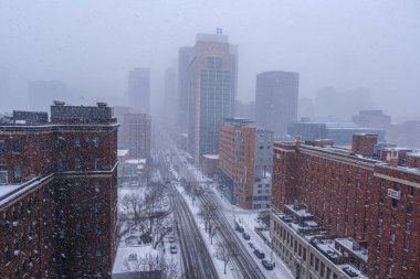 Montreal, CA - 6 Aralık 2025: Montreal şehir merkezinde şiddetli kar fırtınası yaşanıyor.