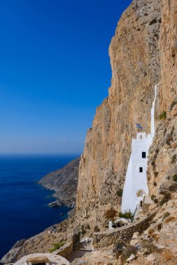 Yunanistan 'ın Amorgos kentindeki Panagia Hozoviotissa Manastırı' nın yan profili kayalıklara entegre edilmiş son derece dar ve uzun beyaz yapısını gösteriyor.