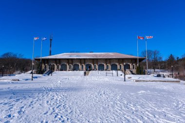 Montreal, QC - 16 Ocak 2026: Tarihi Chalet du Mont-Royal Kış mevsimi boyunca Mount Royal Park 'ta karla çevrili